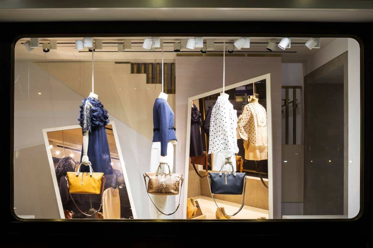 5-facons-de-combiner-les-affichages-dynamiques-et-lumineux-dans-votre-vitrine