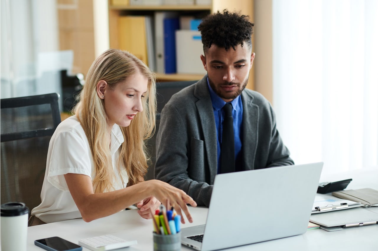 Des gens d'affaires discutent du rapport